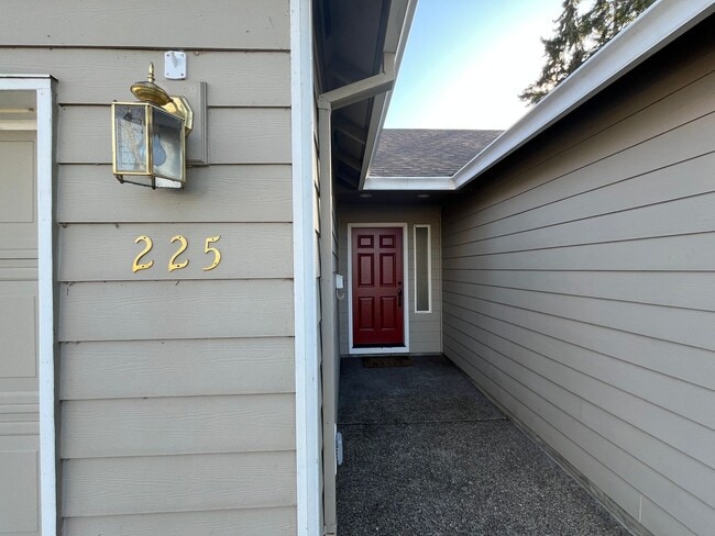 Building Photo - Amazing 3 Bd 2 Bath home in Historic Gladstone! Attached garage and Private yard! Easy access to ...