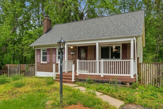 Building Photo - Adorable 4BR/3BA Cape Cod on a Generous 0....