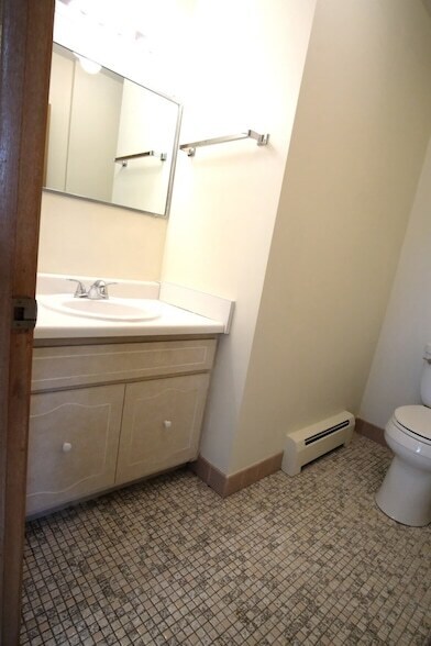 Building Photo - 8418 W Oak Ave