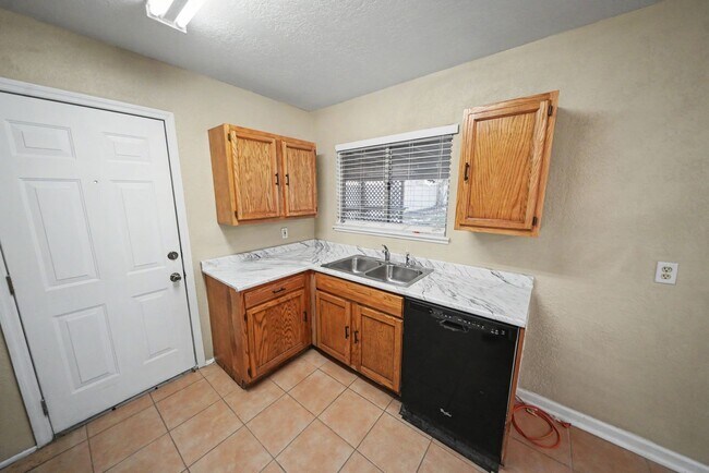 Building Photo - 823 Straight Ln