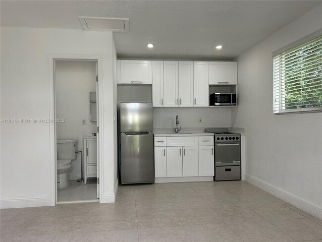 Building Photo - 2806 SW 35th Ave