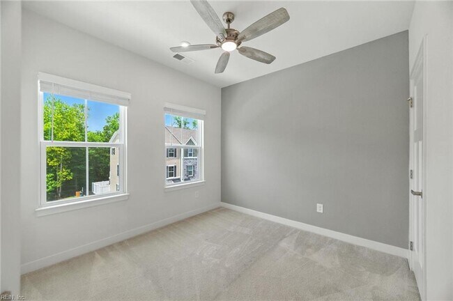 Building Photo - Newer Townhouse for lease