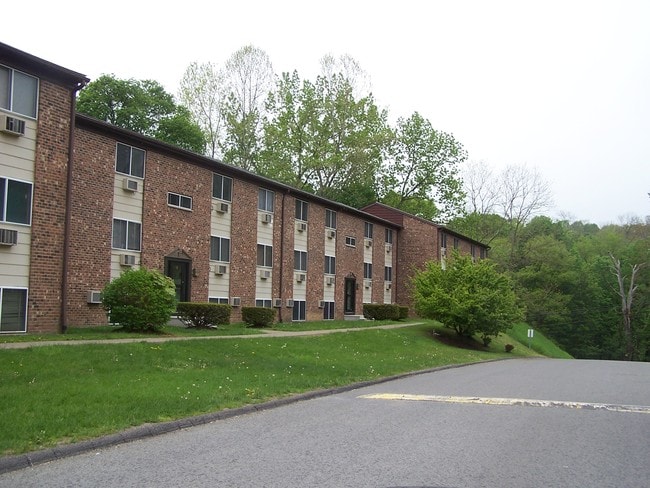 Building - Oak Tree Gardens Apartments