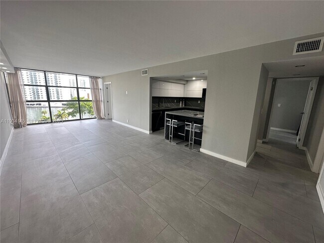 Building Photo - 600 Parkview Dr