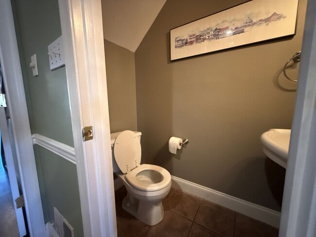 Building Photo - Spacious 4 Bedroom House In Baltimore City