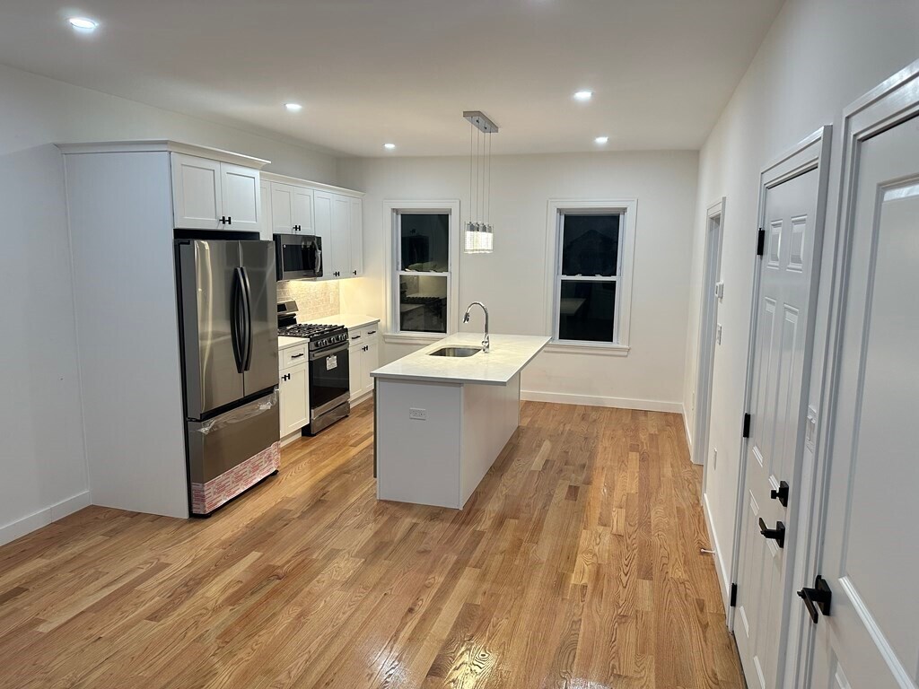 Building Photo - 82 Albertina St