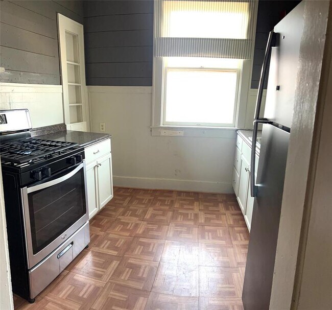 Building Photo - 703 W 11th St