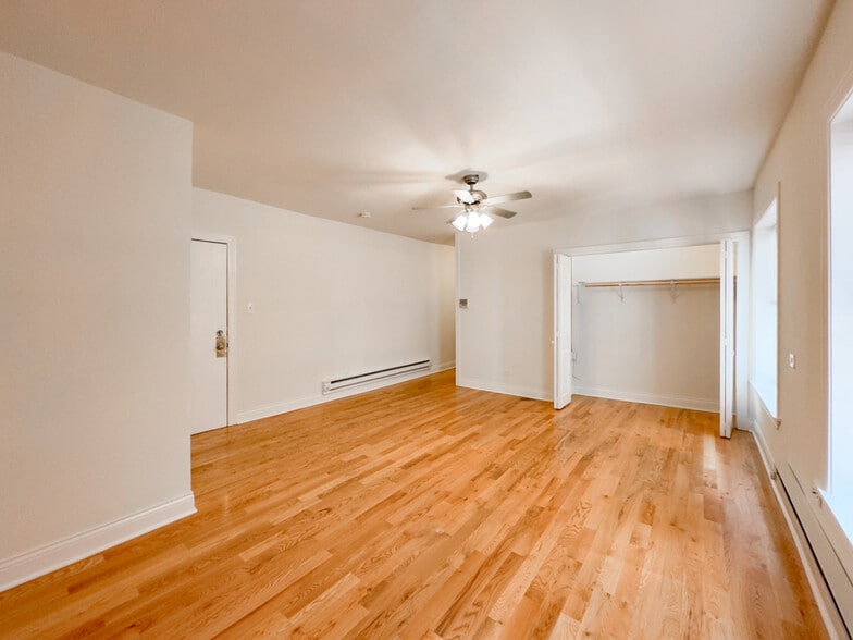 Building Photo - 826 W Cornelia Ave