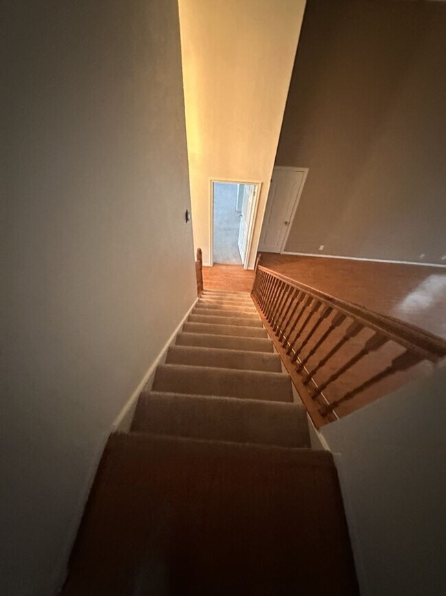 Building Photo - AVAILABLE NOW!!