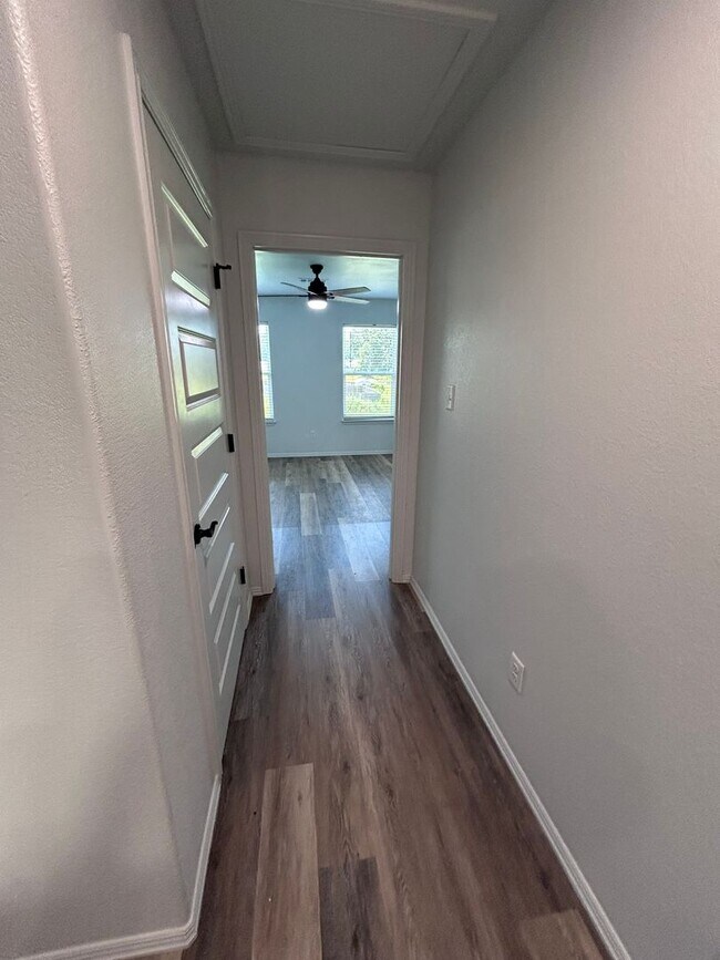 Building Photo - COX-NORTHRIDGE DR-2