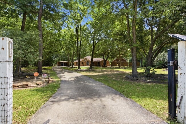 Building Photo - 223 Pin Oak Ln