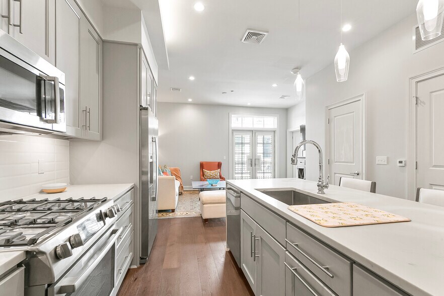 Building Photo - 731 Saint Charles Ave