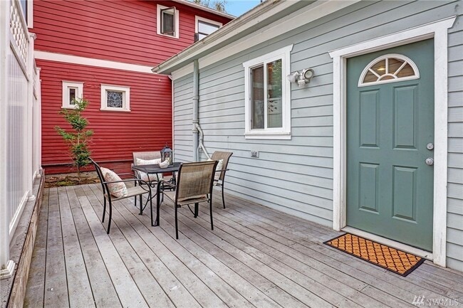 Building Photo - 3 Bed House Available Now! 1 block from Gr...