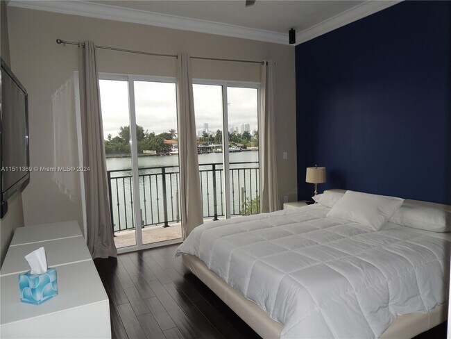 Building Photo - 240 S Hibiscus Dr