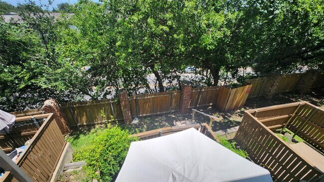 Building Photo - 7122 Wood Hollow Dr