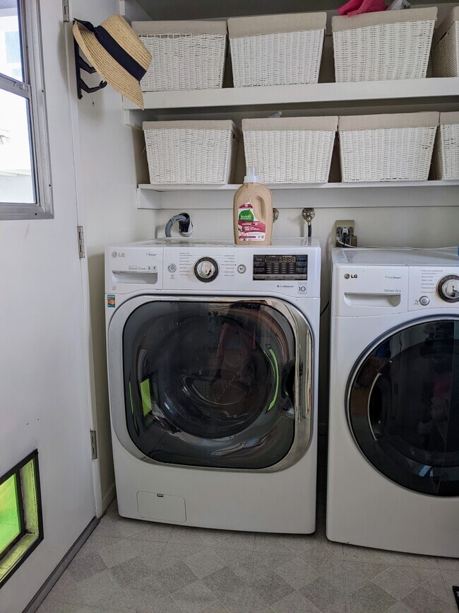 Building Photo - 411 Linnie Canal