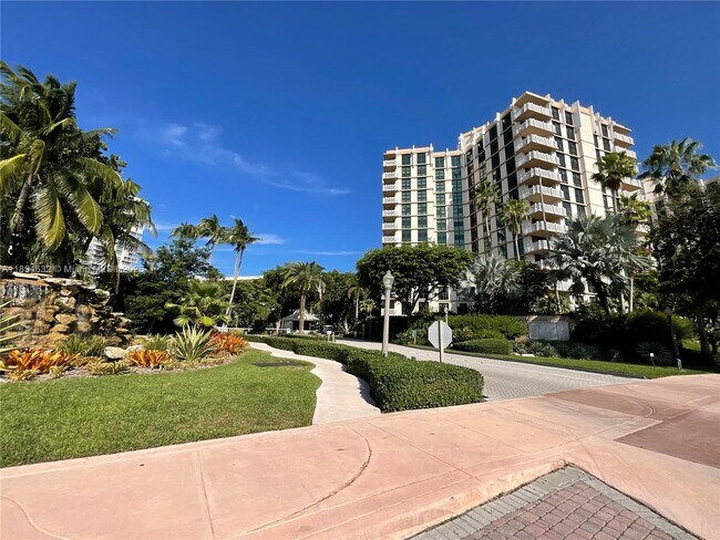 Building Photo - 1121 Crandon Blvd