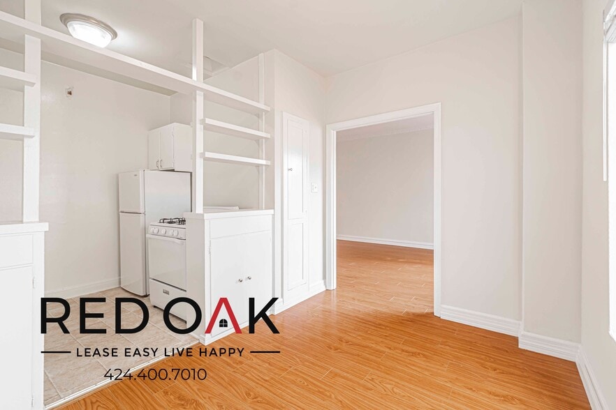 Building Photo - 570 N Rossmore Ave