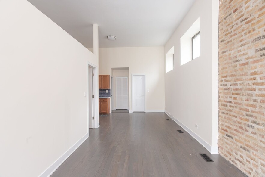 Building Photo - 2047 N Hoyne Ave