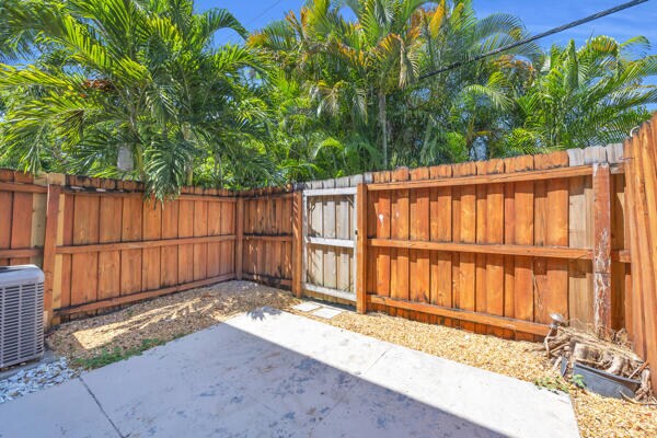 Building Photo - 415 N Cypress Dr