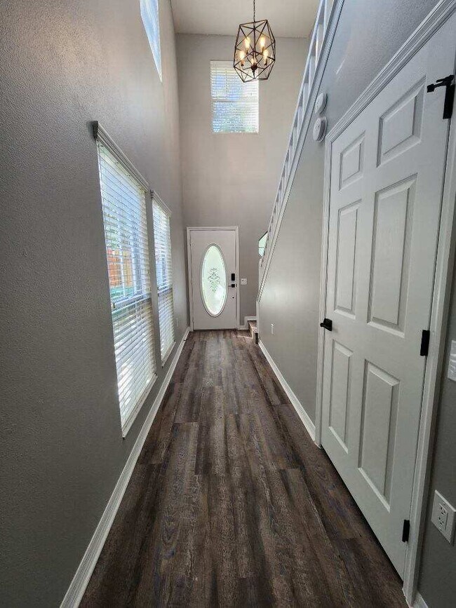 Building Photo - 402 S Willow Ave