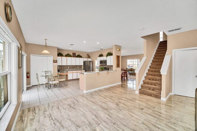 Building Photo - Partially Furnished 6 bedroom/5 Bath home