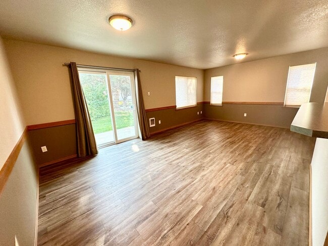 Building Photo - Updated Townhouse in Ellenbsurg