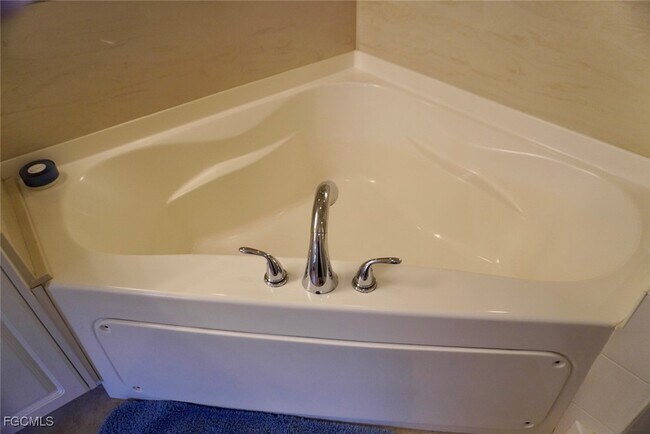 Building Photo - 5214 Chiquita Blvd S