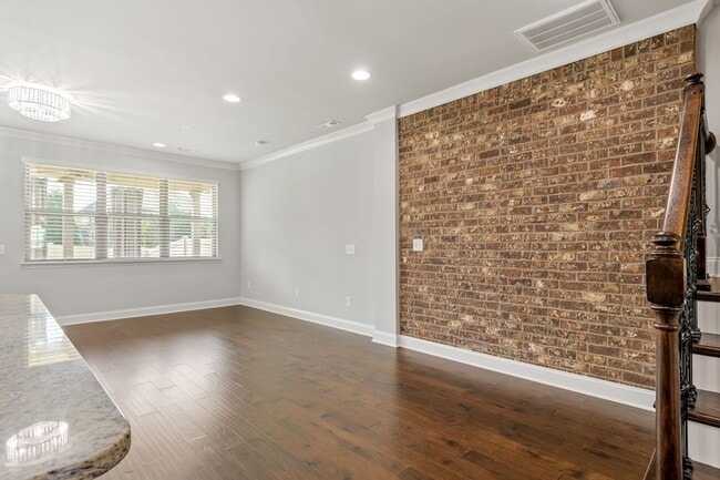 Building Photo - 1444 Channing Dr