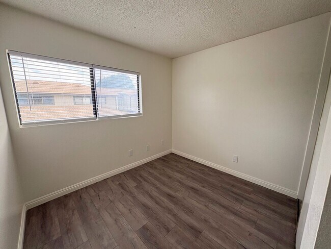 Building Photo - Newly Renovated Condo