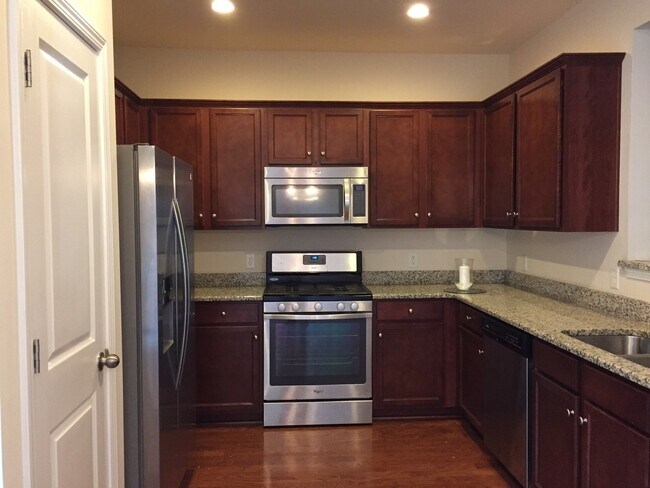 Building Photo - 3 Bedroom 2.5 Bath Townhouse in Carolina Bay - West Ashley