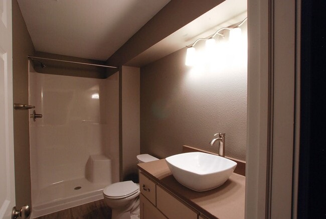 Building Photo - N Bismarck Twin Home with Finished Basement Coming Available End of June!!