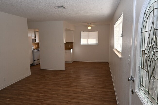 Building Photo - 2301 Stewart Ave #C C