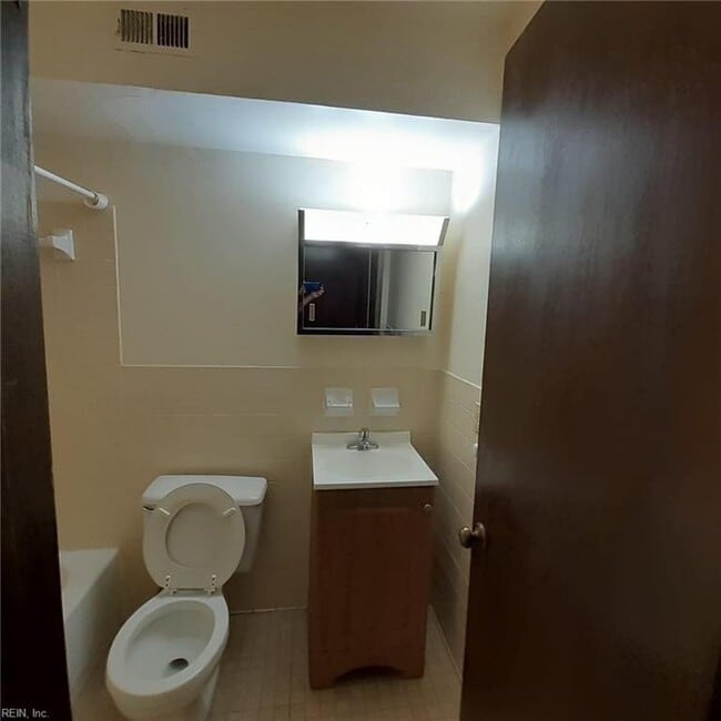 Building Photo - 1049 W 49th St