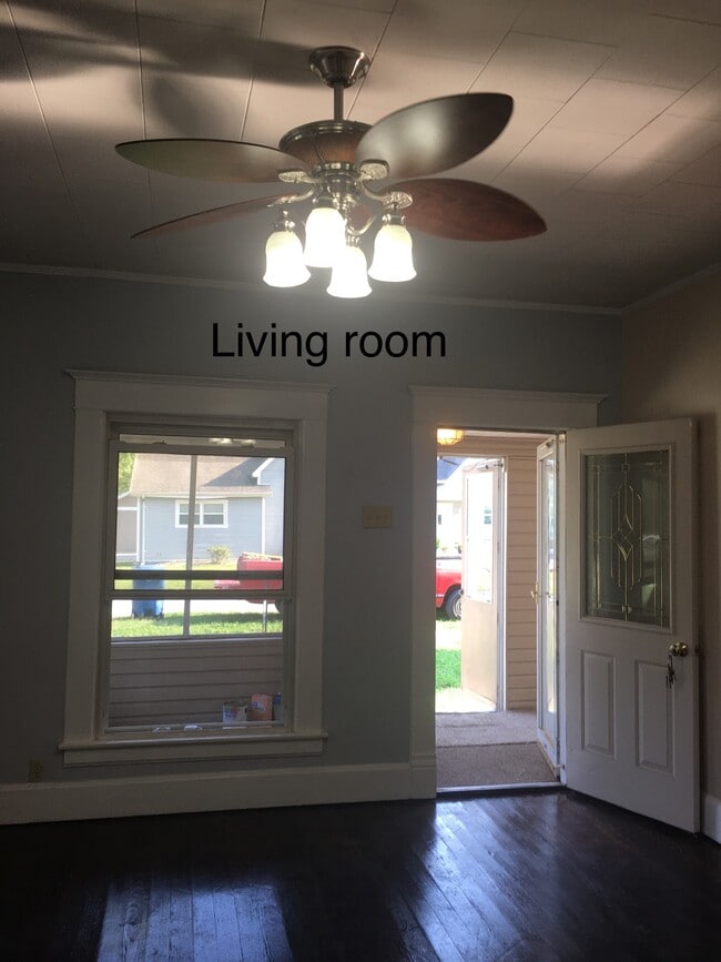 Building Photo - 302 Elles Ave