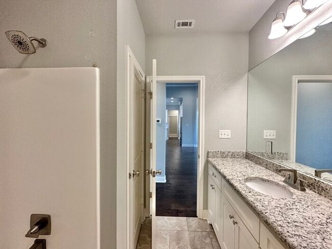 Building Photo - Tour Today! Stunning 3 Bed 2 Bath in South...