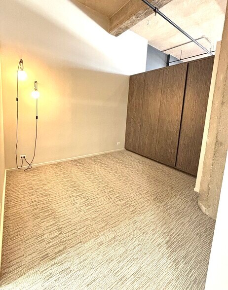 Building Photo - 817 W Washington Blvd