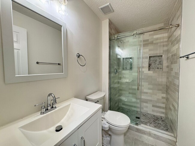 Building Photo - Bright And Cozy 3 Bed 2 Bath Condo In Vibrant Heights On Penderbrook