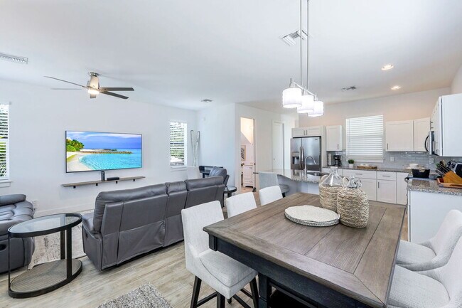 Building Photo - Relaxation & Recreation Await in This Napl...