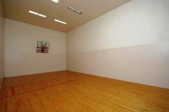 Building Photo - Comfortable 2-Bedroom Condo Near Lake Minnetonka – Private Deck & Resort-Style Amenities