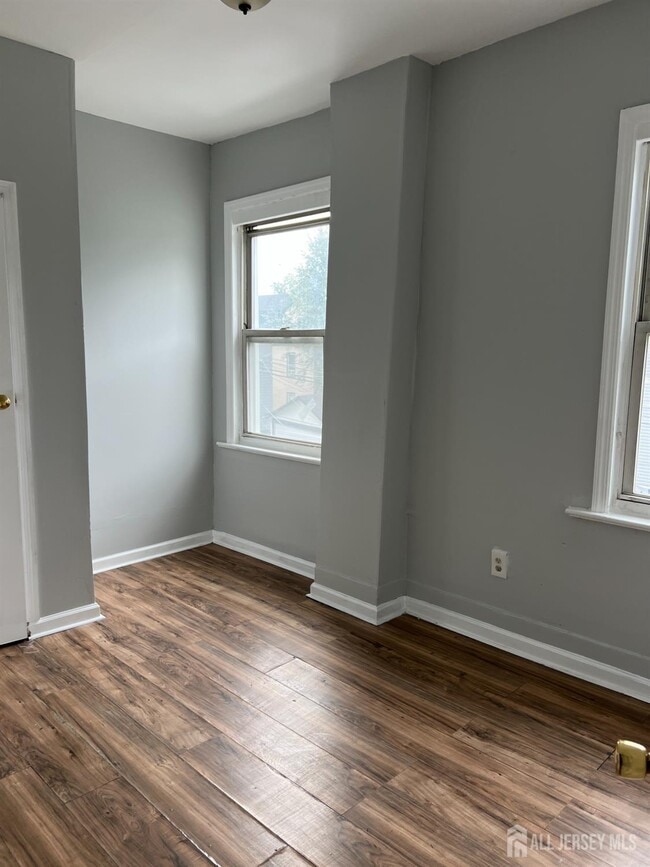 Building Photo - 498 Norwood St