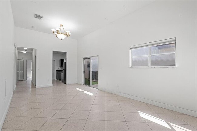 Building Photo - 2552 NE 41st Ave