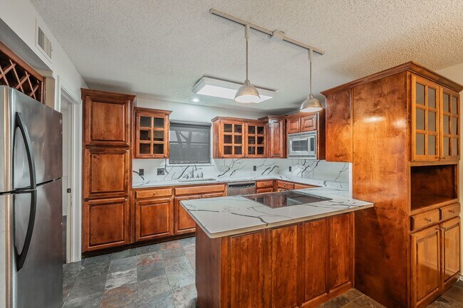 Building Photo - Amazing Townhome