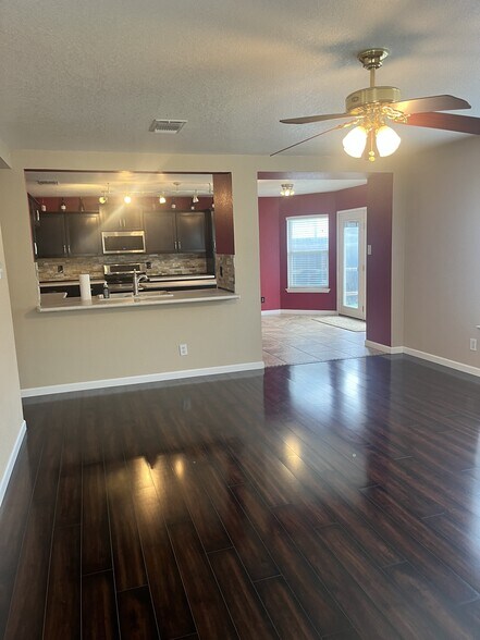 Building Photo - 78 Viking Oak
