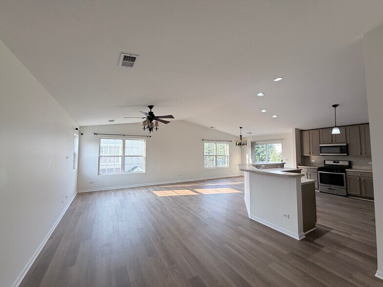 Building Photo - 1424 Westhampton Dr