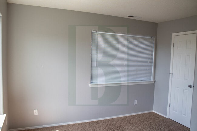 Building Photo - Spacious Updated Duplex in Salem