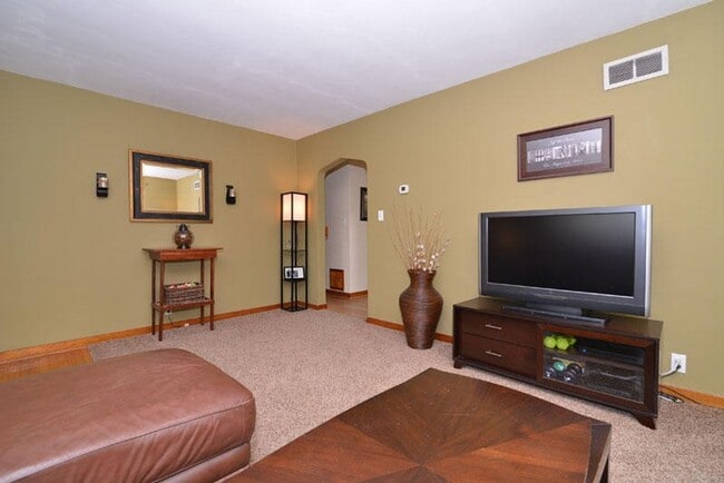 Building Photo - Cozy  3 Bedroom Single Family Home