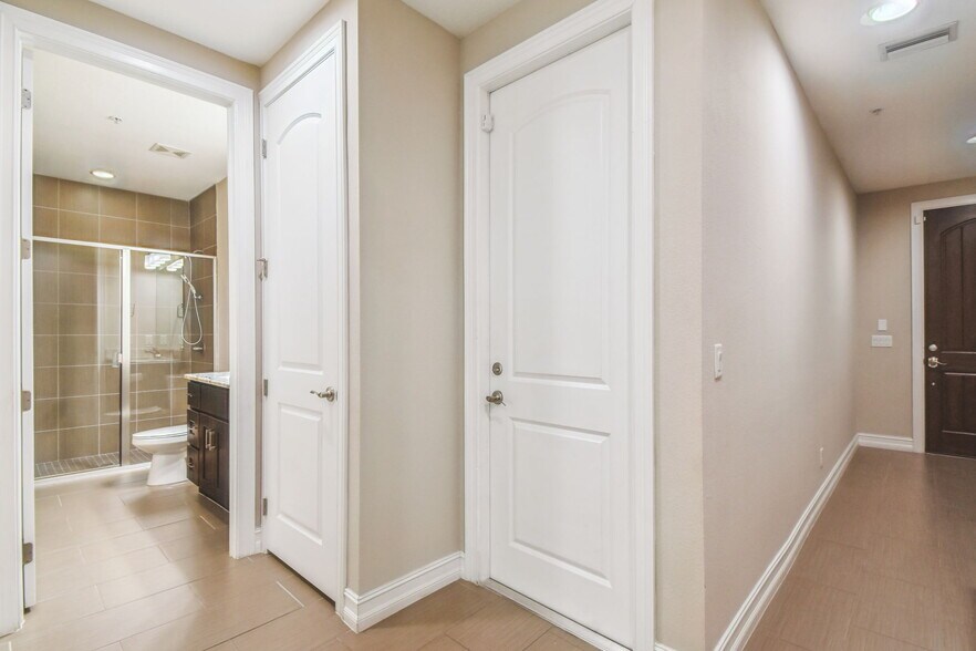 Building Photo - 622 S Matanzas Ave