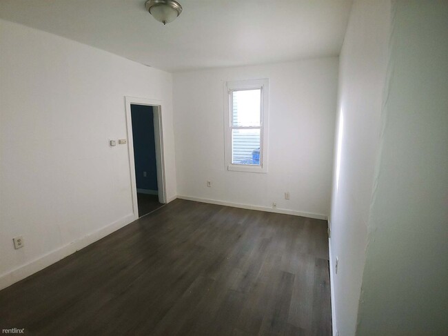 Building Photo - 1 br, 1 bath Triplex - 2033 West 98th Stre...