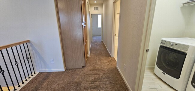 Building Photo - Arbor Villa Town House - Pet on Approval